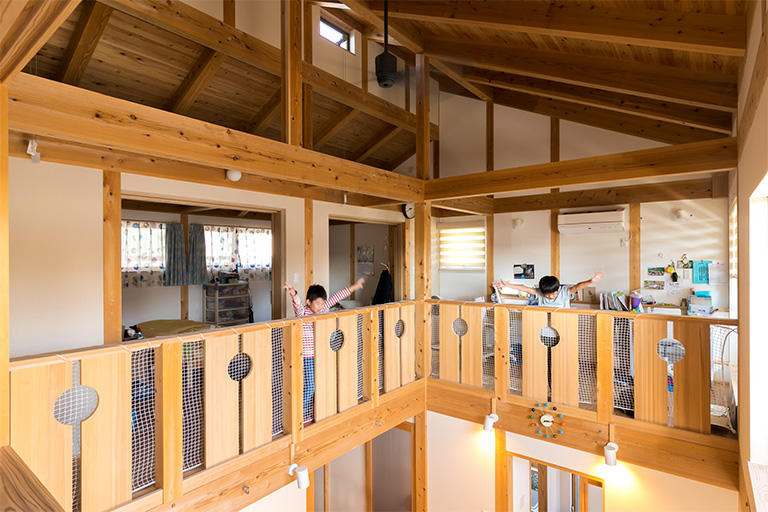 子供室と吹抜けを通して繋がっていて、子どもの気配を感じることができる