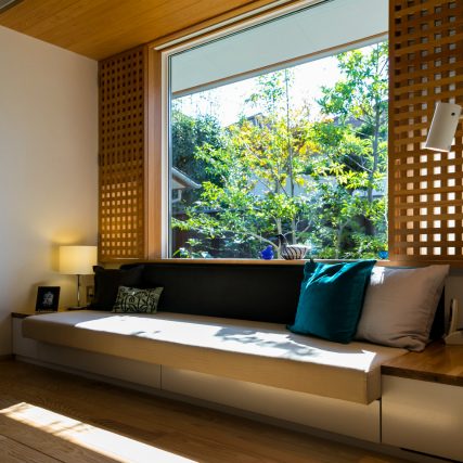 南側に設けた大きな窓が生活の中心となっている。窓辺には作り付けのデイベッドがある