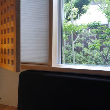 永田格子とハニカムサーモスクリーンで和紙のような柔らかな光を室内に取り込んでいる