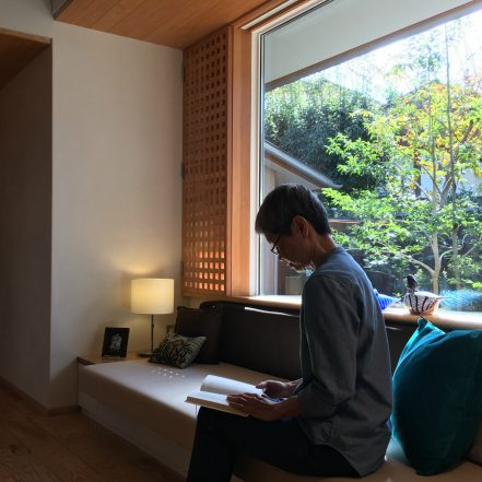 デイベッドに腰掛け、お庭を眺めたり、読書を楽しんだり、コーヒーを飲んだり。