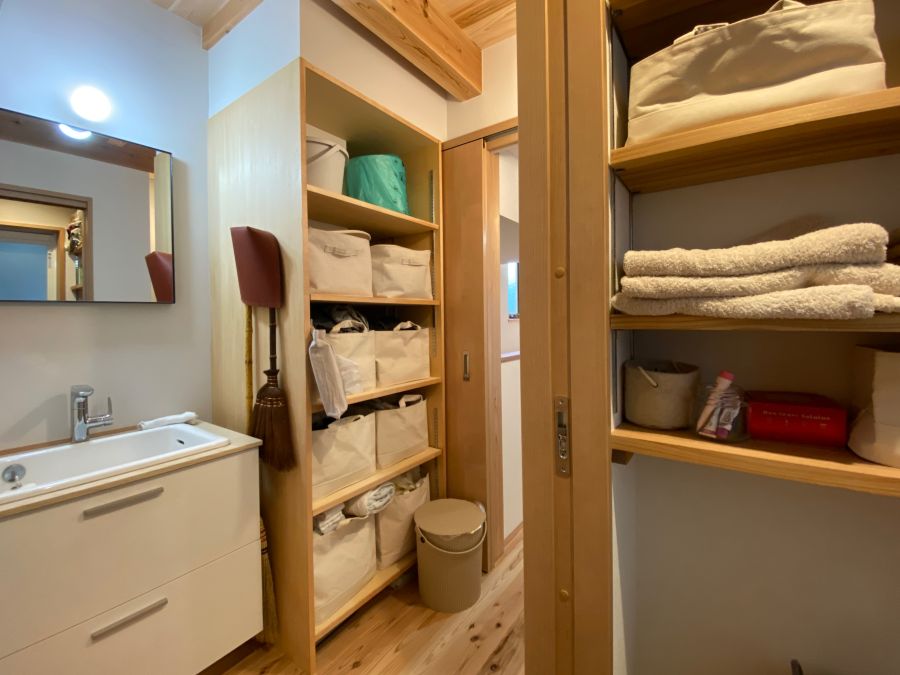 キッチン裏に設けられたスムーズな水回り動線と収納