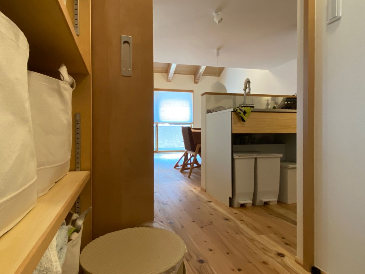 水回り動線からつながるキッチンと広々リビング