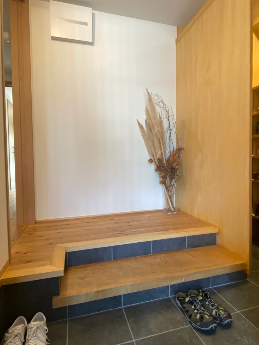 古家の古材を使った玄関の式台