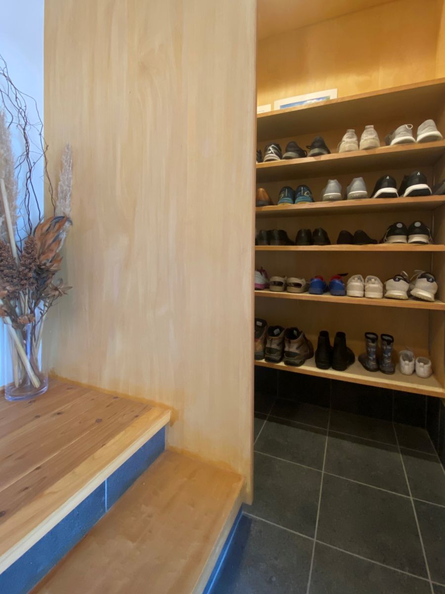 無垢材効果で玄関も心地よい空気