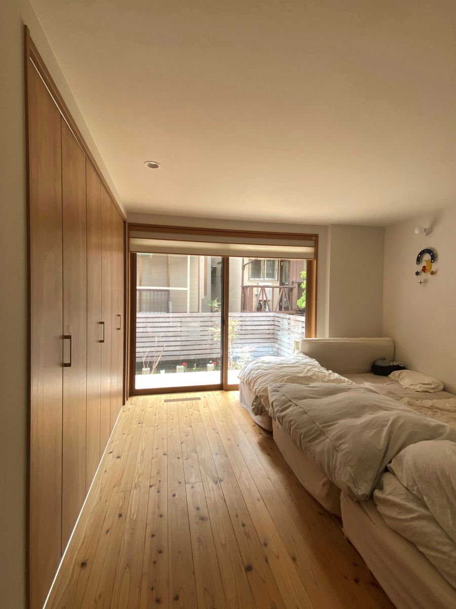 無垢材と全館空調で快適に保たれた寝室空間
