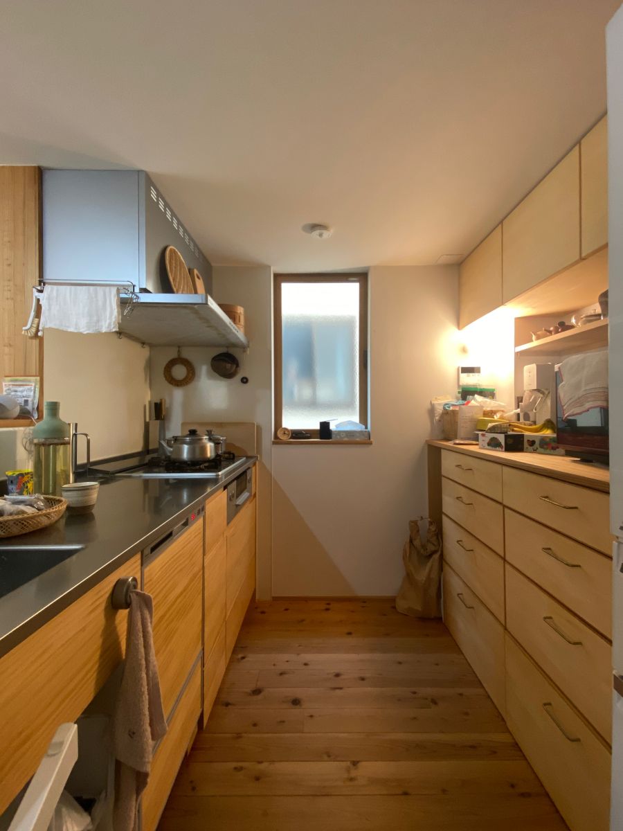 木の温もりを感じる造作キッチンと収納棚