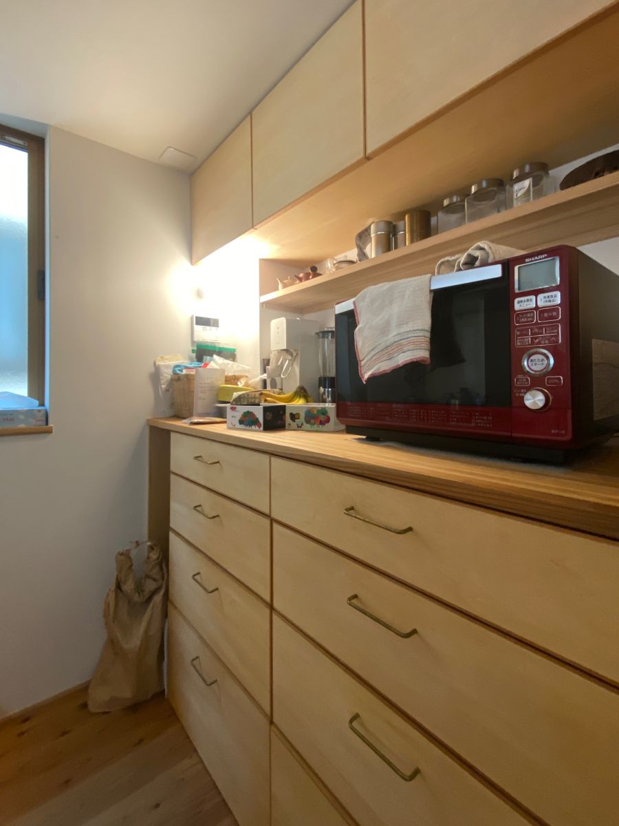 引き出し付きの造作カップボード