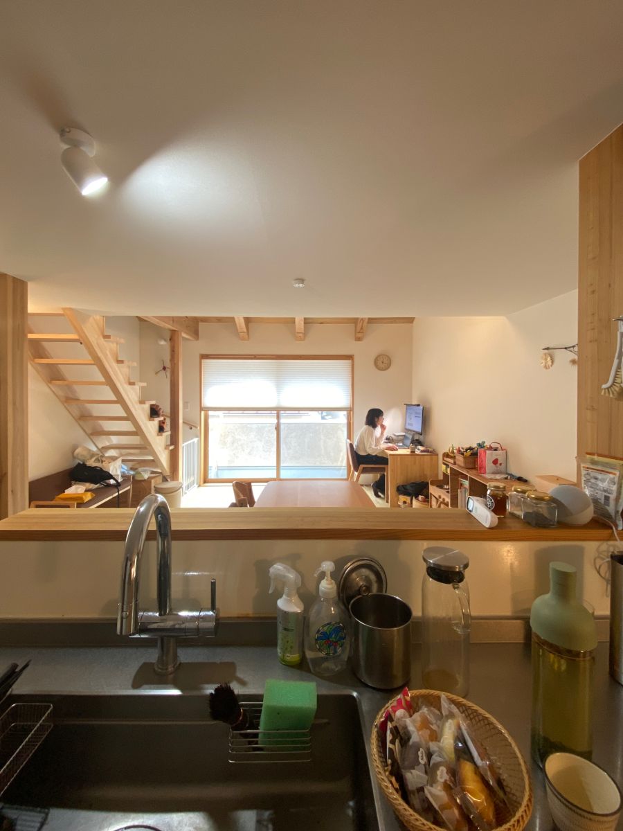 キッチンから見渡せる明るく広がりのあるリビング