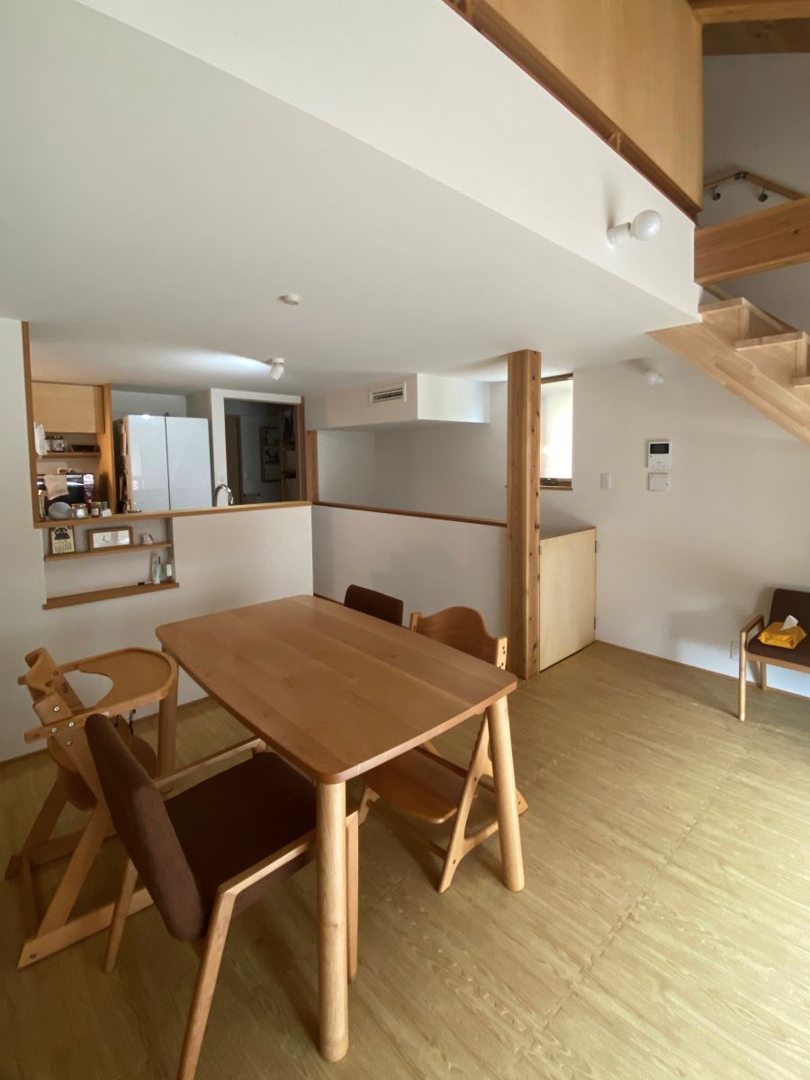 キッチン・ダイニング側は落ち着いた低天井、リビングは開放的に