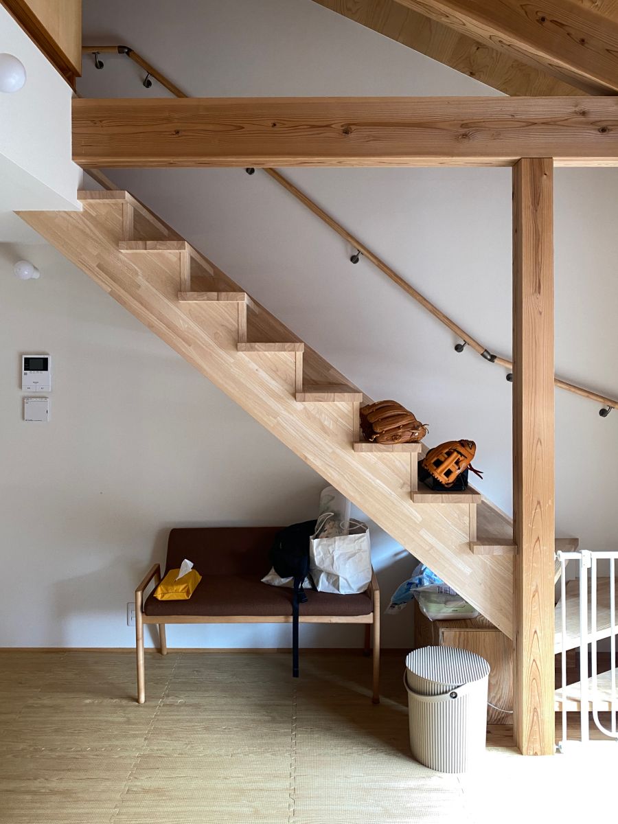 吹き抜けのあるリビングとつながる開放的な階段