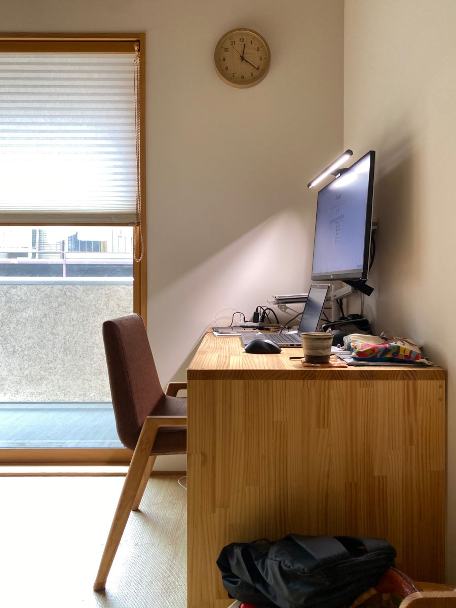 リビングの一角に設けられた木のワークスペース