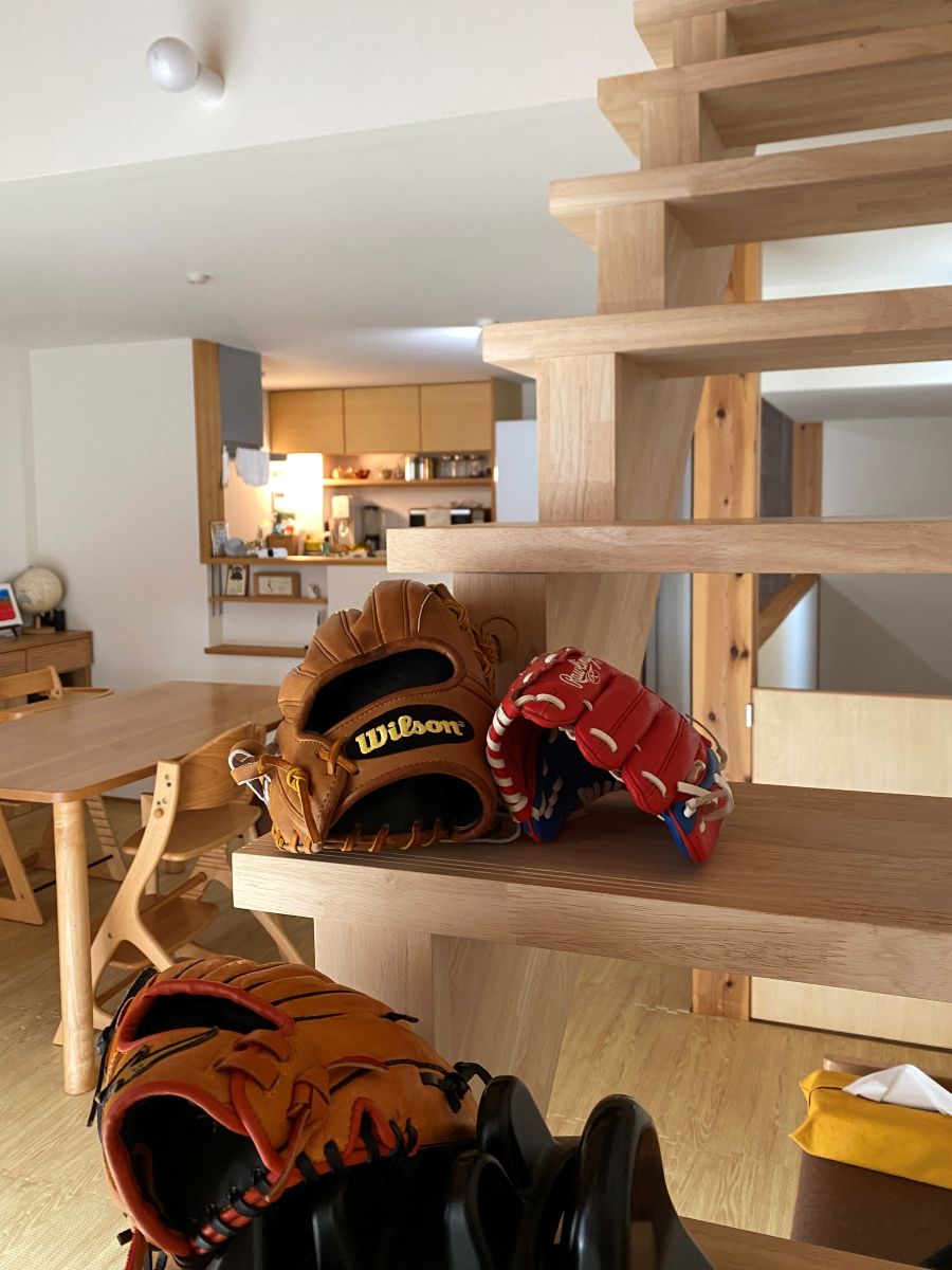 小屋裏へ続く階段と、そこに置かれた野球のグローブ