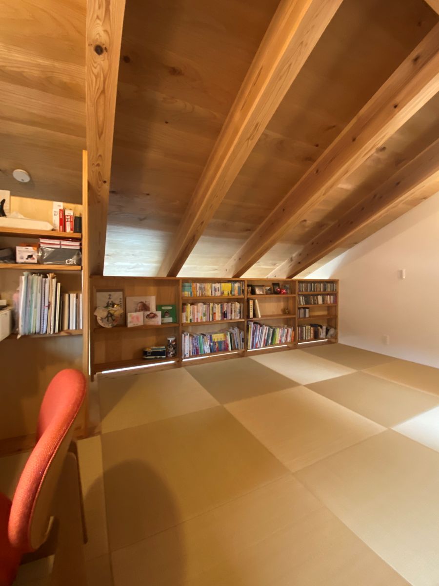多目的に使える小屋裏の落ち着いた読書＆作業スペース