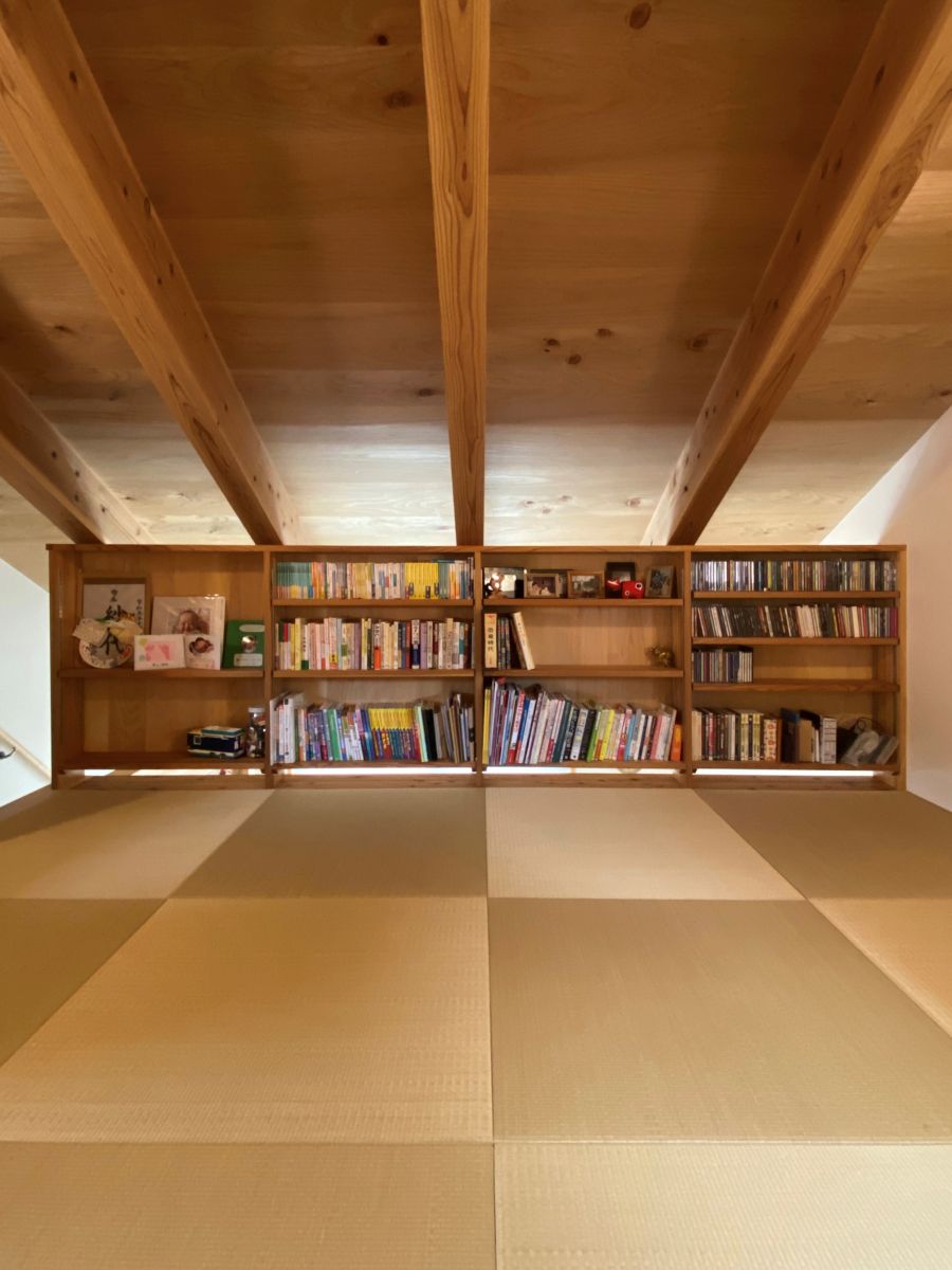 読書や収納に便利な本棚付きの畳敷き空間