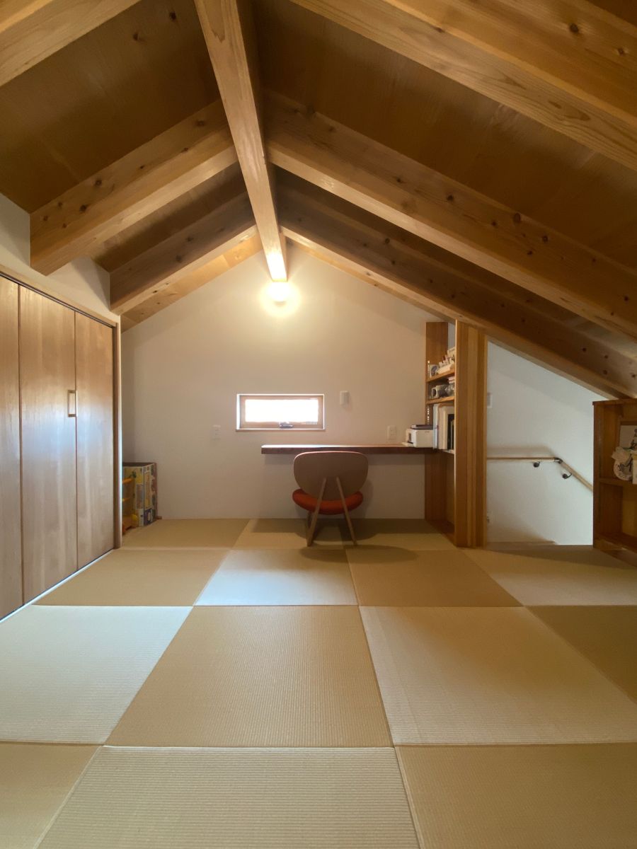 木の机と畳が調和した作業スペース