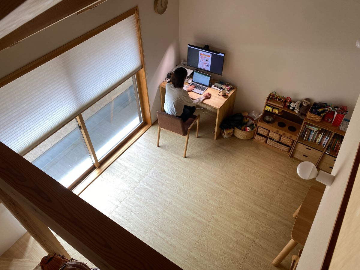 大きな吹き抜けで広がりを感じる２階からの室内風景