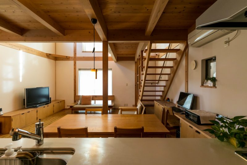 「ものを見せない暮らし」12年の月日が流れた木の家のいま 八尾の家