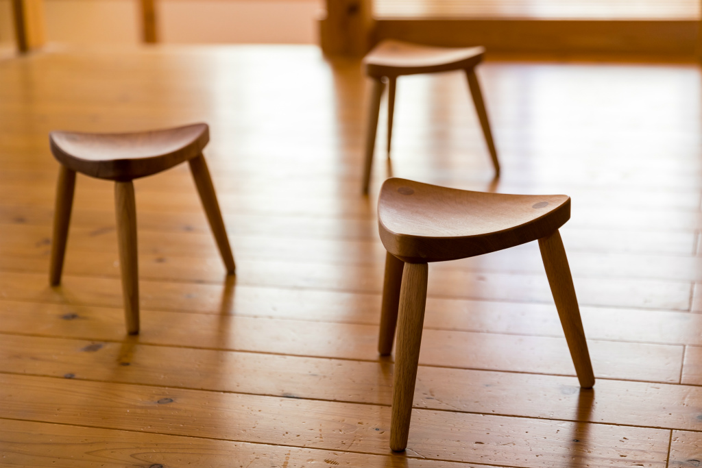 足触りがやわらかく心地いい杉の床板に家具がしっくりと馴染む